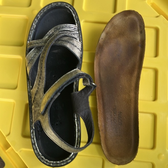 Naot size 41 sparkly bronze Sandals Velcro Ankle /toe Straps & Wedge sole - Picture 16 of 16